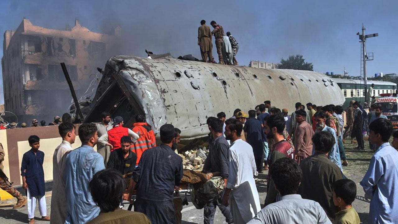 Pakistan’da 24 kişi hayatını kaybetti! Demir yolu hattı yakınında korkunç patlama