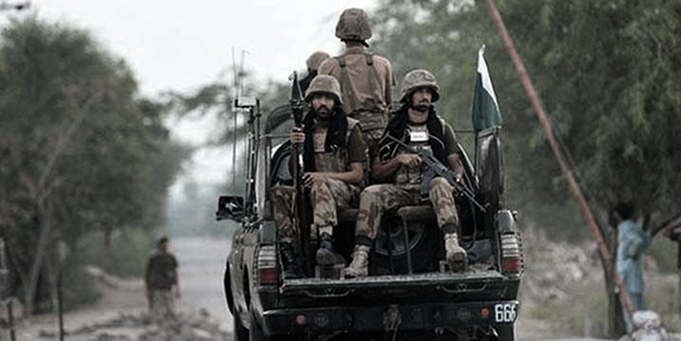 Pakistan'da askeri konvoya saldırı: 4 ölü