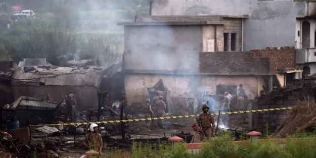 Uçak evlerin üzerine düştü: En az 17 ölü!