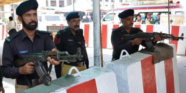 Pakistan'da bombalı saldırı: 2 polis şehit oldu!