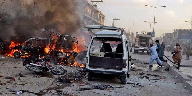 Pakistan'da bombalı saldırı: Yaralılar var
