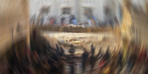 Pakistan'da camide intihar saldırısı