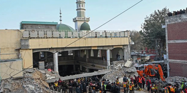 Pakistan'da camiye saldırı! 72 kişi öldü