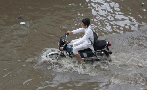 Pakistan'da can kaybı 200'ü aştı!