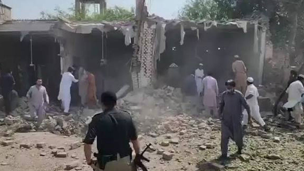 Pakistan'da cuma saati polise ve camiye intihar saldırısı: En az 21 kişi öldü, 80'den fazla yaralı var