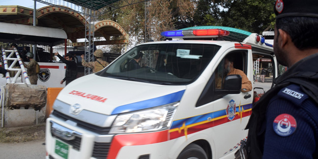 Pakistan'da Emniyet Müdürlüğüne saldırı! Ölüler var