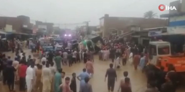 Pakistan’da feci kaza! Kamyon yolcu otobüsünün üzerine devrildi: 13 ölü, 5 yaralı