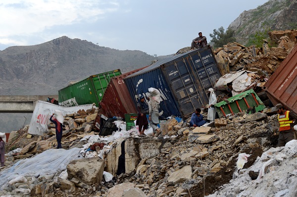 20’den fazla tır toprak altında kaldı