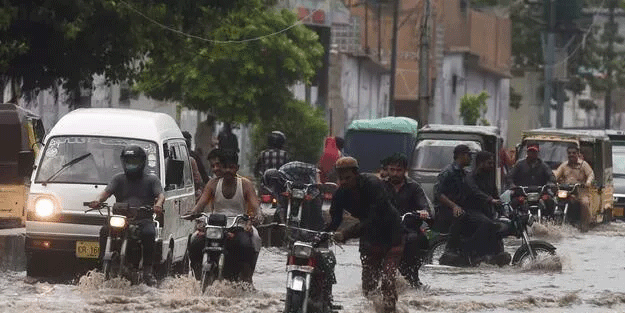 Pakistan'da felaket: En az 10 ölü