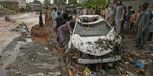 Pakistan'da felaket: Ölüler var