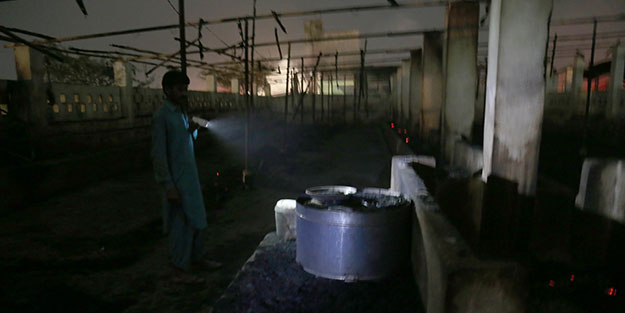 Pakistan’da fırtına felaketi! İnsanlar öldü, hayvanlar yanarak telef oldu