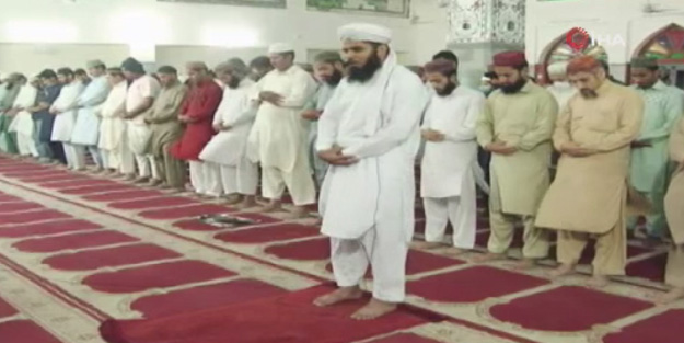 Pakistan'da ilk teravih namazı kılındı