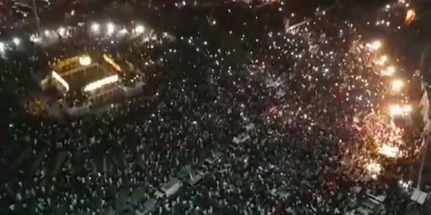 Pakistan'da İmran Han destekçileri meydanlara akın etti