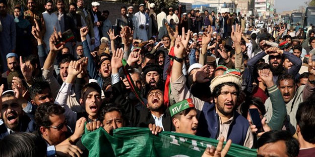 Pakistan'da İmran Han için sokaklara çıktılar