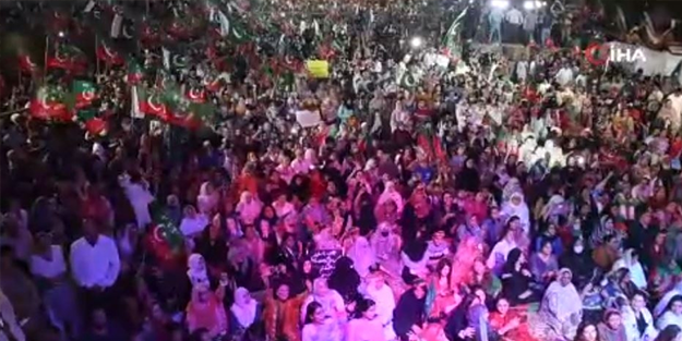 Pakistan'da Imran Khan destekçileri sokağa indi