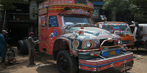 Pakistan'da kamyonlar, rengarenk sanat eserlerine dönüştürülüyor...