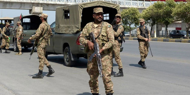 Pakistan'da kanlı çatışma