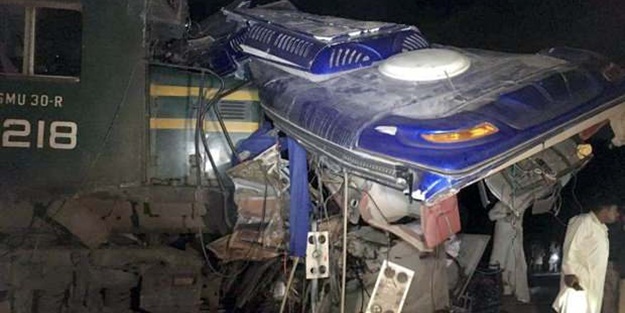 Pakistan'da katliam gibi kaza: 18 ölü, 55 yaralı