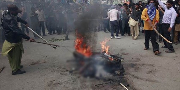 Sokak ortasında canlı canlı yaktılar!