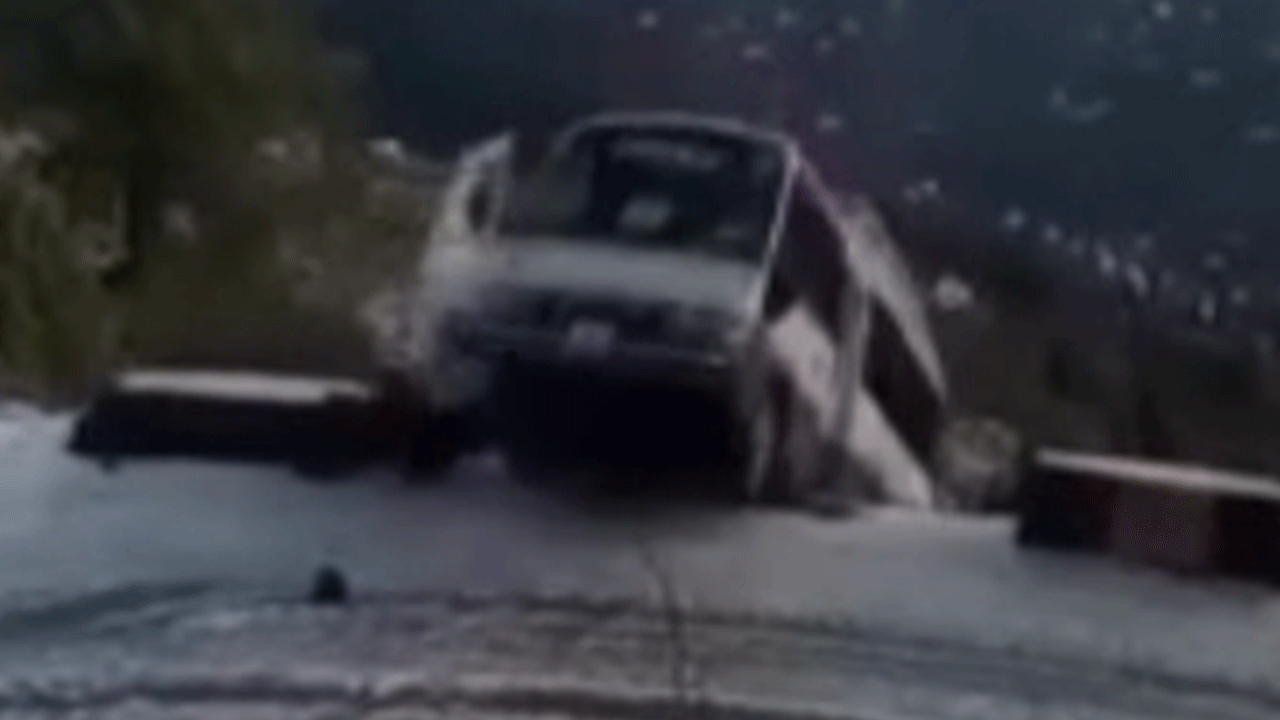 Pakistan'da korkunç kaza! Yolcu otobüsü uçurumdan böyle yuvarlandı!