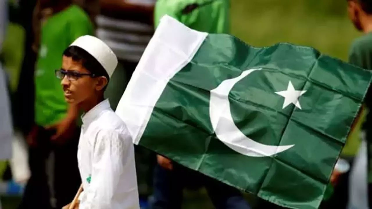 Pakistan'da olağanüstü durum ilan edildi! Eğitime 1 hafta ara verildi