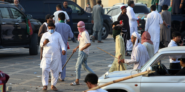Pakistan'da olaylar büyüyor! 3 polis öldü, 91'i yaralandı