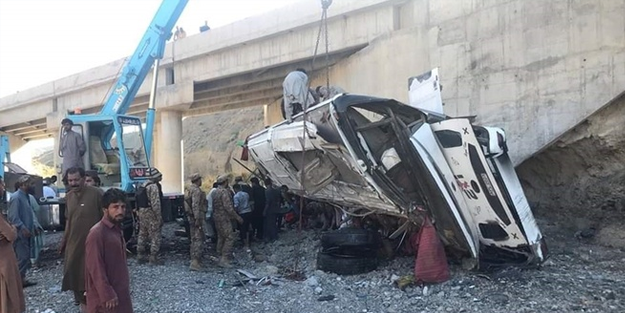 Pakistan'da otobüs kazası: 28 ölü