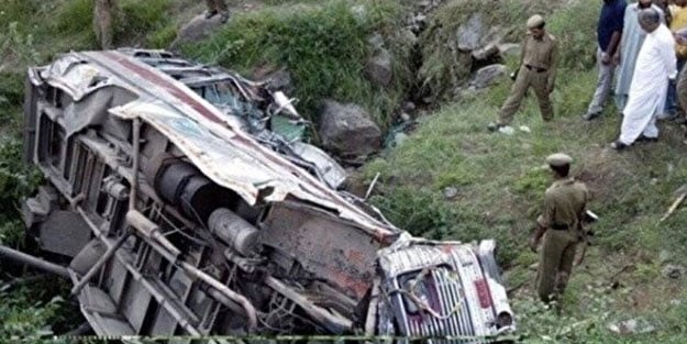 Pakistan'da otobüs kazası: Ölü ve yararlılar var