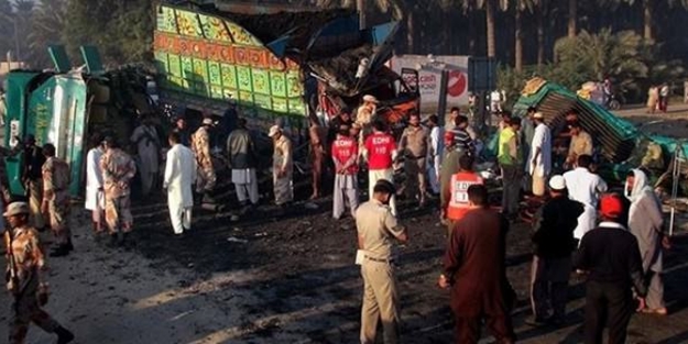 Otobüsle tanker çarpıştı: 57 ölü