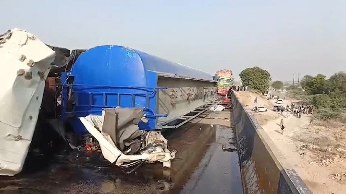Pakistan'da otoyolda tanker faciası: 13 ölü, zincirleme kaza!