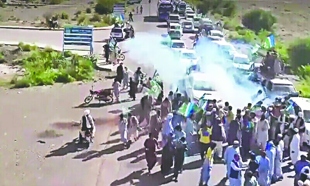 Pakistan’da parti liderine intihar saldırısı