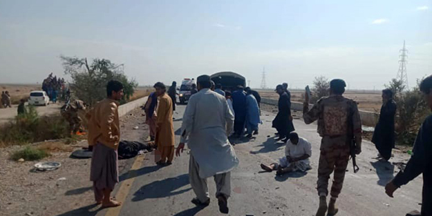 Pakistan'da polis aracına bombalı saldırı! 9 ölü 9 yaralı