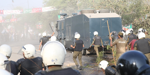 Pakistan'da protesto düzenledi! İmran Han'ı gözaltına alınırken çatışma çıktı: Destekçileri yardımlarını sürdürüyor