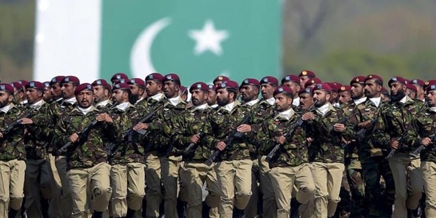 Pakistan'da saldırganlarla güvenlik güçleri arasında şiddetli çatışma!