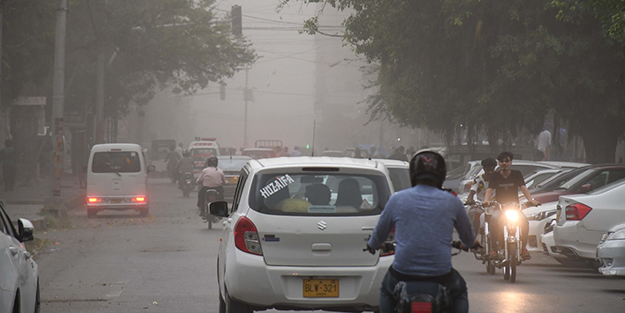 Pakistan’da şehir birbirine girdi! Ölüler var