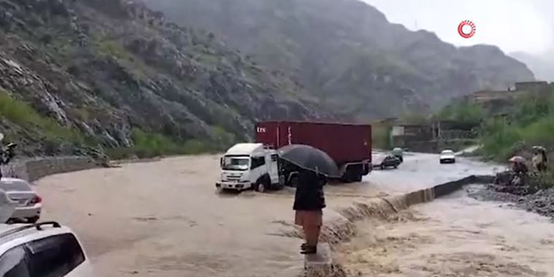 Pakistan'da sel felaketi! Can kaybı 71'e yükseldi