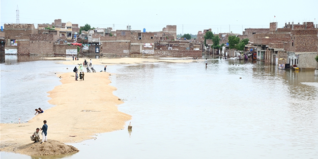 Pakistan'da sel felaketi! Ölüler var