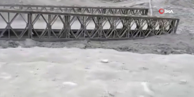 Sel suları köprüyü böyle yuttu!