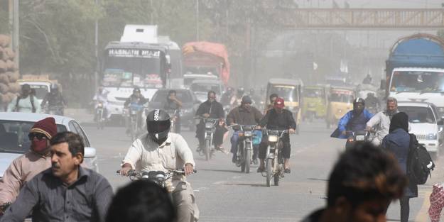 Pakistan'da şiddetli rüzgar can aldı: 5 ölü