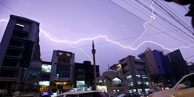 Pakistan'da şiddetli yağış: 5 ölü