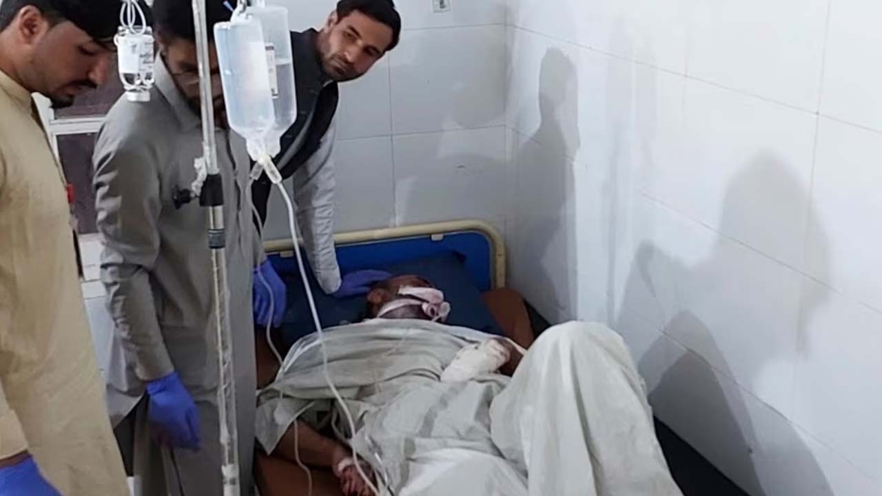 Pakistan'da silahlı kişiler onlarca yolcuyu katletti