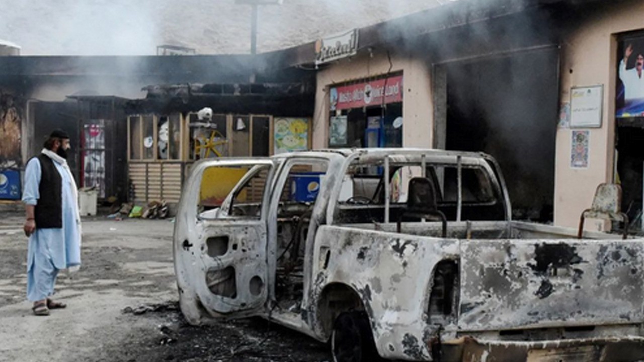 Pakistan’da yeni bir terör saldırısı! Banka ve kamu binalarını yaktı! Perde arkası