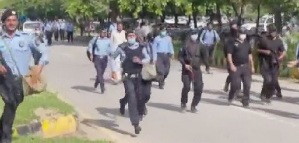 Pakistan’da tıp öğrencileriyle sağlık çalışanlarına coplu müdahale