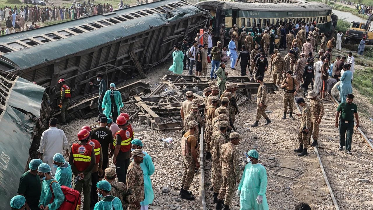 Pakistan’da tren raydan çıktı! 6 ölü, 30 yaralı