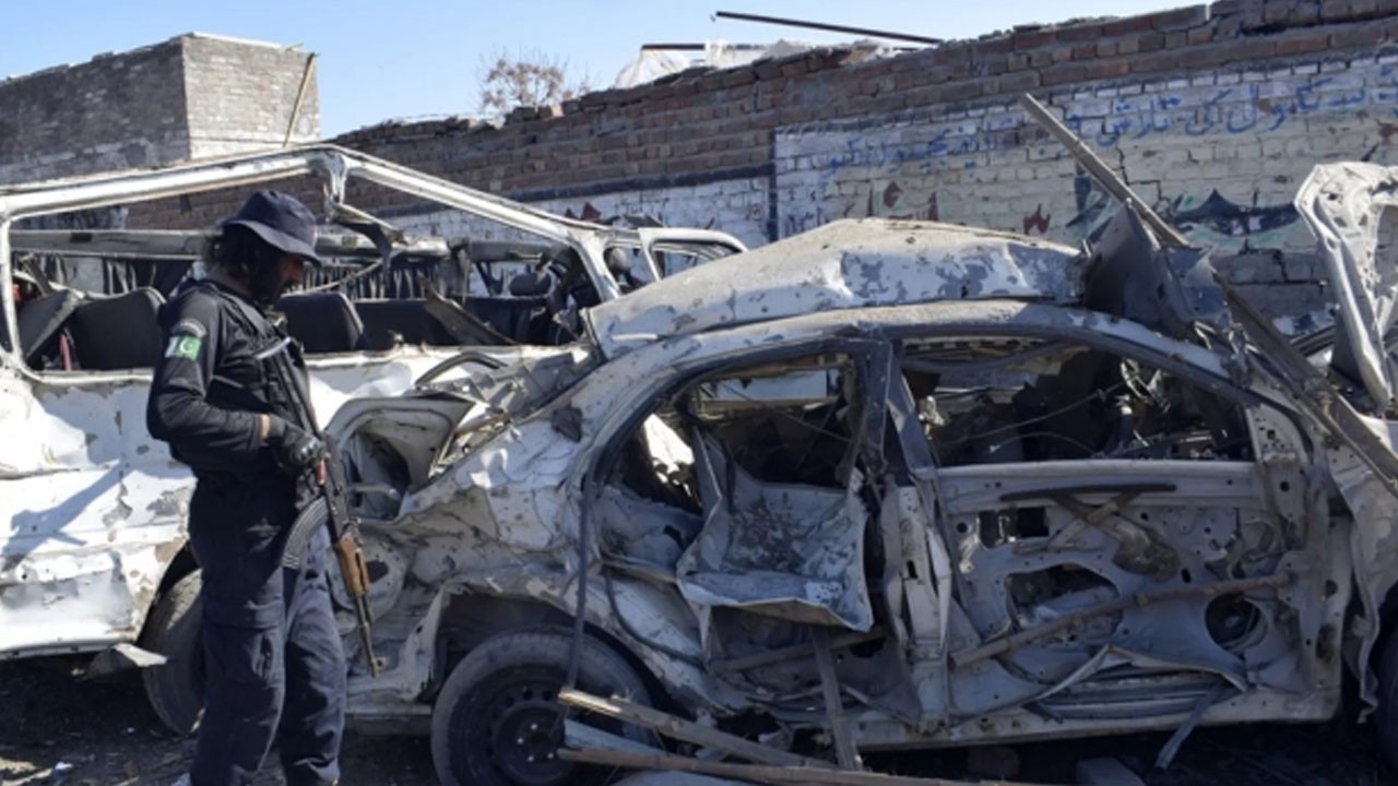 Pakistan'da Trump'ın 'ABD silahlarını çekme kararı sonrası flaş karar!