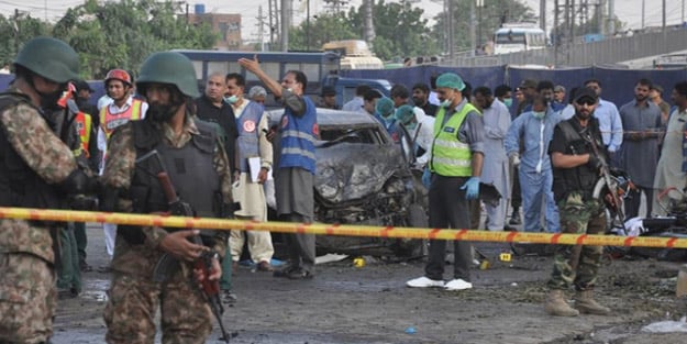 Pakistan'da türbeye bombalı saldırı!