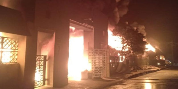 Pakistan'da yangın faciası! 150 dükkan küle döndü