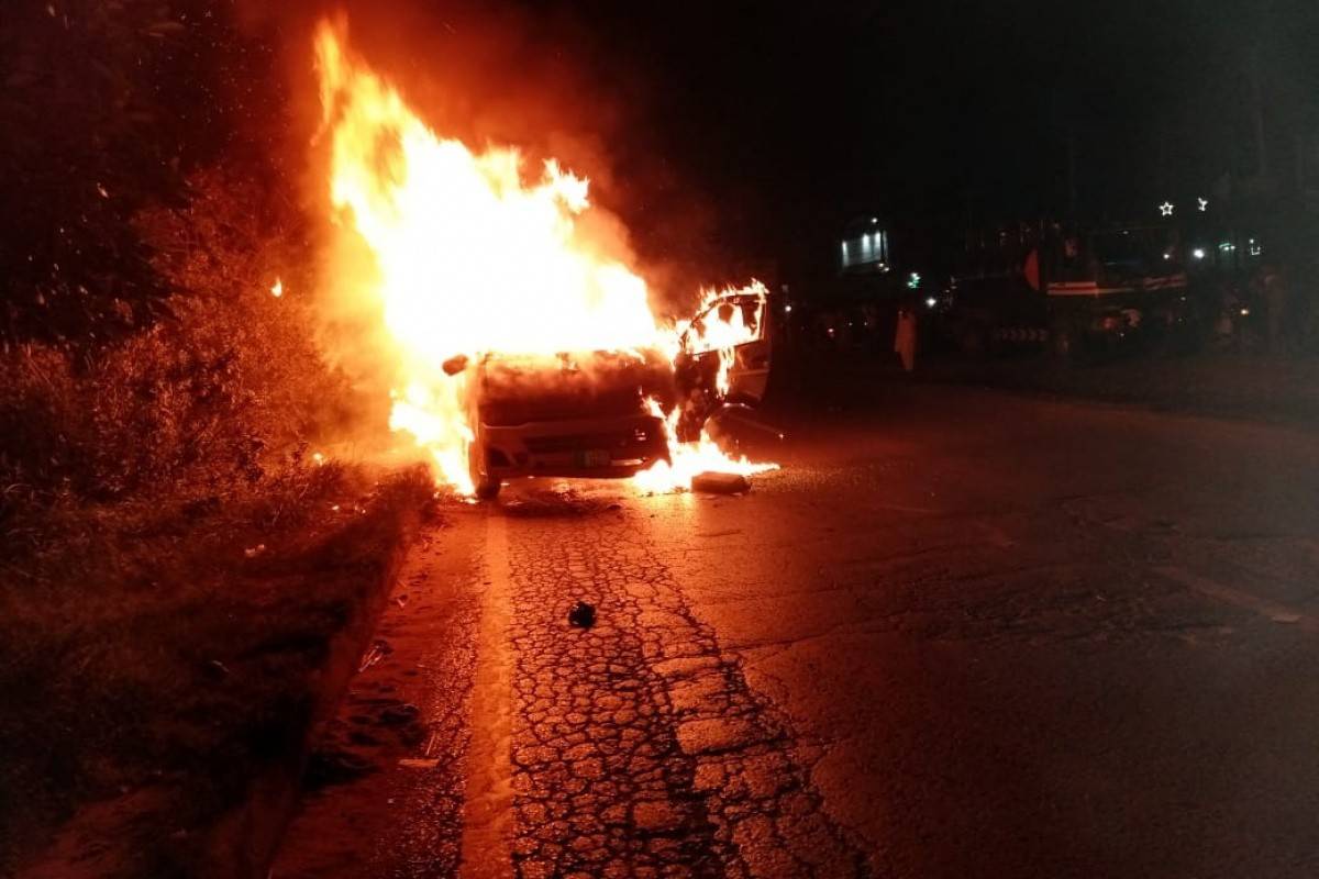 Pakistan'da yolcu minibüsü alev topuna döndü: 10 ölü, 7 yaralı