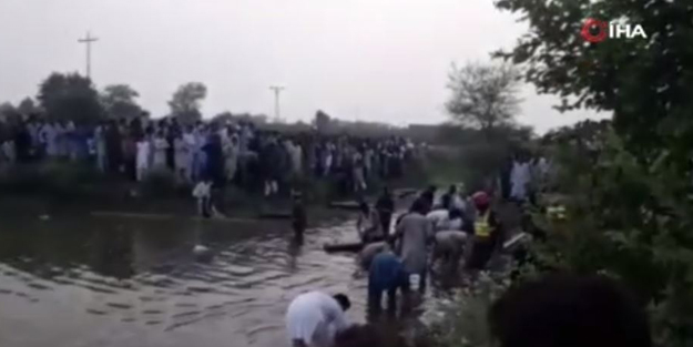 Pakistan’da yolcu otobüsü göle düştü: 8 ölü, 30 yaralı