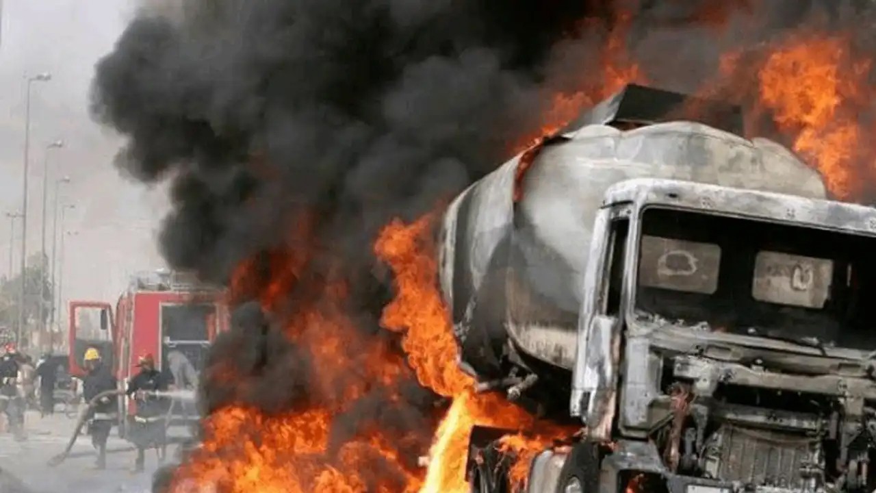 Pakistan’da feci kaza yolcu otobüsü ile LPG tankeri birbirine girdi: 5 öldü, 4 kişi yaralandı